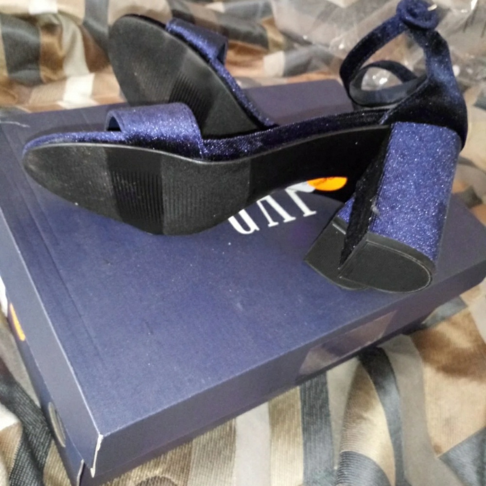 Shoes - Picture 5 of 6